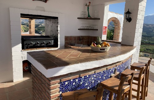 Benamocarra House | Nice holidays in a finca with pool close to the beach
