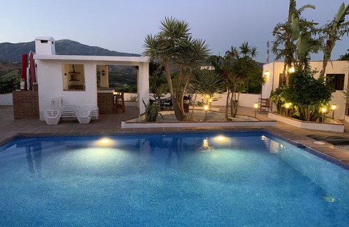 Benamocarra House | Nice holidays in a finca with pool close to the beach