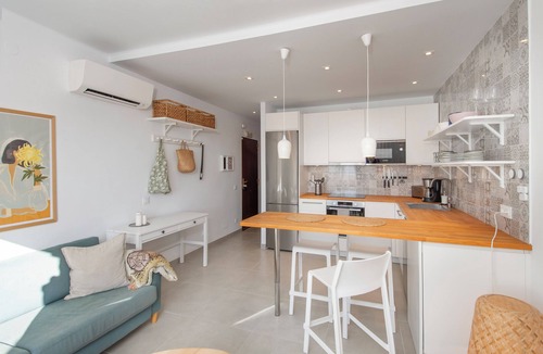 Oasis del Capistrano Apartment | Njut av havsutsikt, tropisk grönska och gångavstånd till havet och Nerja stad.