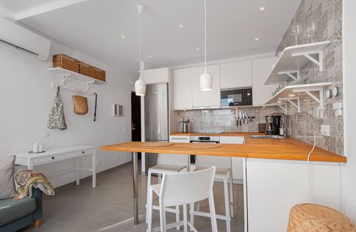 Oasis del Capistrano Apartment | Njut av havsutsikt, tropisk grönska och gångavstånd till havet och Nerja stad.