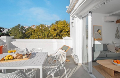 Oasis del Capistrano Apartment | Njut av havsutsikt, tropisk grönska och gångavstånd till havet och Nerja stad.