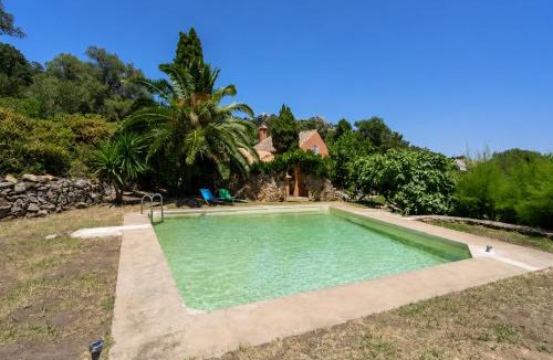 Bolonia Ski Chalet | Pájaro Colores Bolonia Retreat, Pool & Gardens