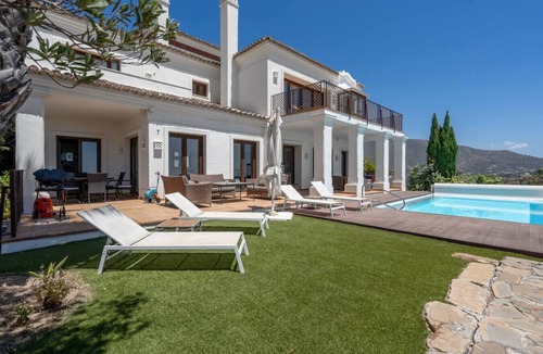Benahavis Villa | Panoramic views · Heated pool · 5-bedroom villa in Benahavís