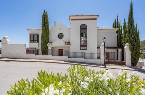 Benahavis Villa | Panoramic views · Heated pool · 5-bedroom villa in Benahavís