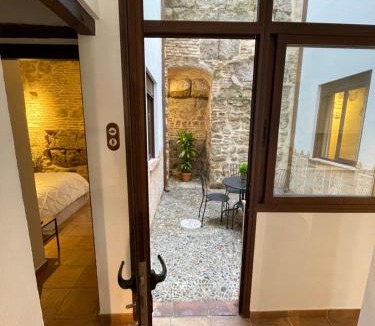 Distrito Centro Apartment | Patio muralla romana ¡Sé parte de la historia!