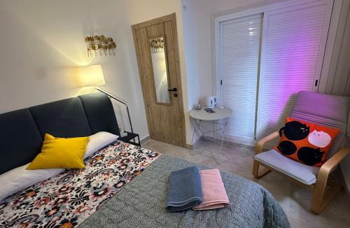 Explanada de la Estacion House | Peaceful Little Bedroom - Shared home with 3 cats