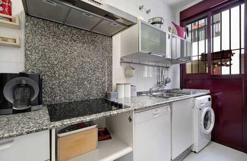 Jerez de la Frontera Old Town Apartment | Pet-Friendly Holiday Apartment with Shared Rooftop Terrace & Wi-Fi