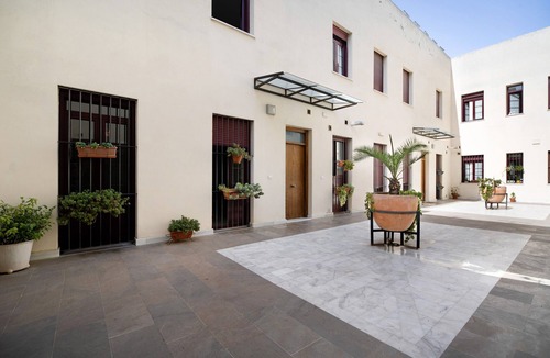 Jerez de la Frontera Old Town Apartment | Pet-Friendly Holiday Apartment with Shared Rooftop Terrace & Wi-Fi