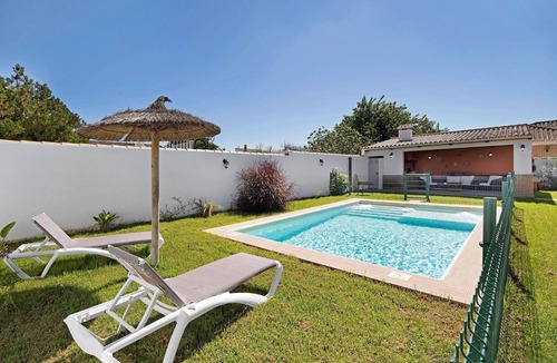 Chiclana de la Frontera House | Pet-Friendly Holiday Home Olivos 1b with Pool and Wi-Fi