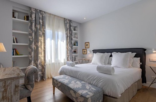 El Prado-Parque de Maria Luisa Apartment | Plaza de España Deluxe Suites by Valcambre