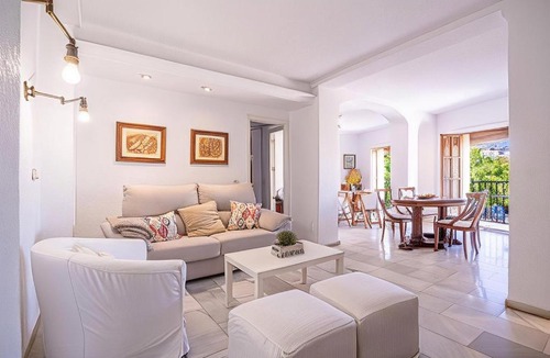 San Basilio Apartment | Private Balcony Walk to Mezquita Alcázar