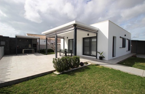 Campano House | private Pool, modern and perfect holiday home casa Hugo with AC and Barbecue