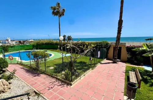Benajarafe Apartment | Refugio con Piscina junto al Mar en Benajarafe