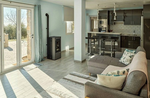 Lanjaron Apartment | Retreat with pool and yoga near Granada