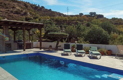 Lanjaron Apartment | Retreat with pool and yoga near Granada
