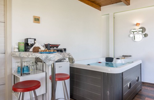 Ambroz Apartment | Room 'Con Baño Privado' with Mountain View, Wi-Fi and Air Conditioning
