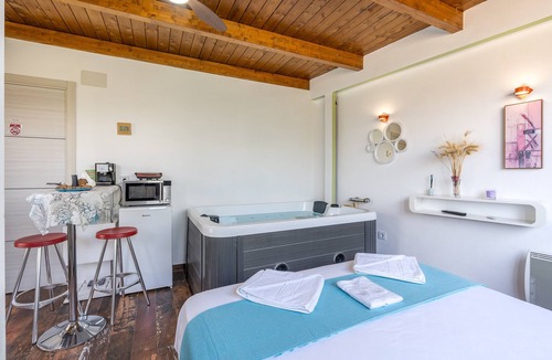 Ambroz Apartment | Room 'Con Baño Privado' with Mountain View, Wi-Fi and Air Conditioning