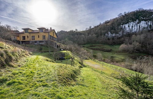 Gamonedo Apartment | Room 'El Castaño' with Shared Pool, Shared Garden and Wi-Fi