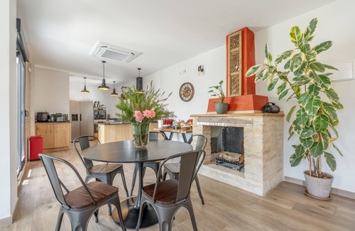 Murchas Apartment | Room 'La Boheme 3' with Mountain View, Wi-Fi and Air Conditioning