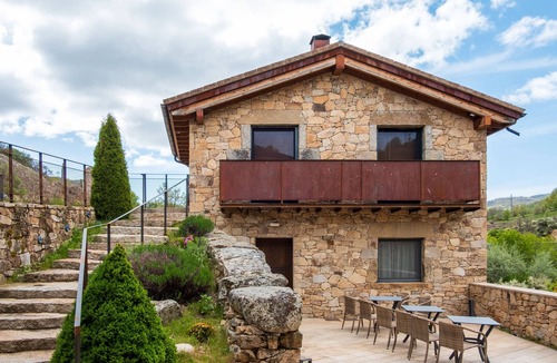 San Juan de Gredos Apartment | Room 'La Mira Chimenea Y Terraza' with Mountain View, Private Terrace and Wi-Fi