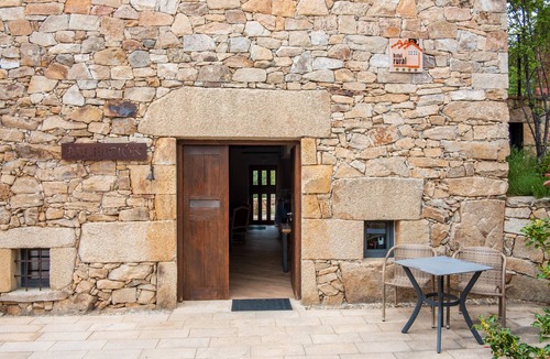 San Juan de Gredos Apartment | Room 'La Mira Chimenea Y Terraza' with Mountain View, Private Terrace and Wi-Fi