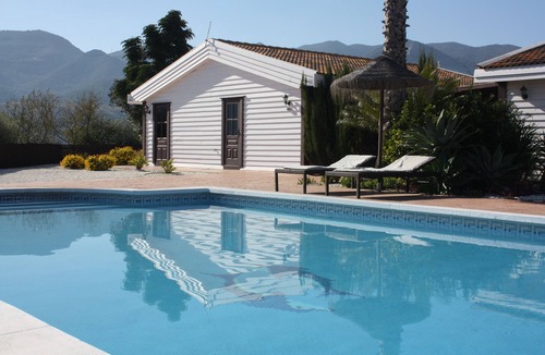 Alhaurin de la Torre House | Ruime vakantiewoning binnen een minipark met 3 woningen nabij Malaga, Spanje