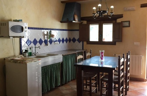 Laroya House | Rural Cottage for a Romantic Retreat
