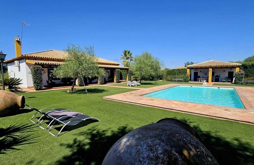 Marchena House | Rural Holiday Home 'Azahares De Marchena' with Pool, Wi-Fi and Air Conditioning