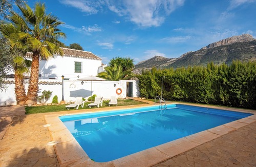 Archidona House | Rural Holiday Home "Cortijo Fuente de Alonso Gomez" with Mountain View & Pool