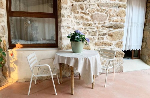 Perales del Puerto House | Rural House 'El Reposo De La Grulla' with Hot Tub, in Village, Air Conditioning