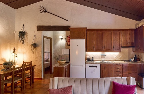 Hornachuelos House | Rural House La Alcaidía with Pool, Barbecue, Mountain Views & Wi-Fi in Natural Park