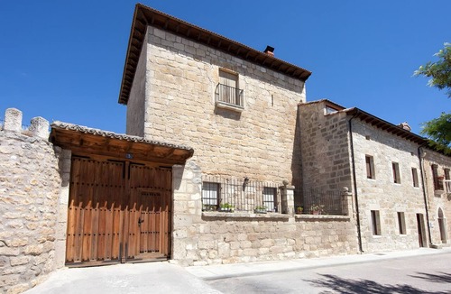 Vizmalo House | Rural House 'La Casa Vieja De Vizmalo' with Mountain Views, Private Terrace & Wi-Fi