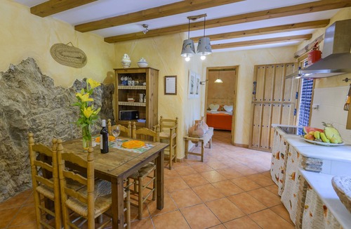 Laroya Cottage | Rural house with private JACUZZI. 2-4 people C´ANTONIA