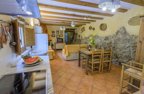 Laroya Cottage | Rural house with private JACUZZI. 2-4 people C´ANTONIA