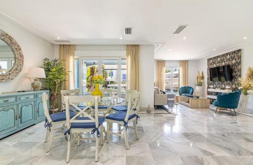 Sotogrande Apartment | Seaside Azure Oasis II, Paseo del Mar 2BR+Parking