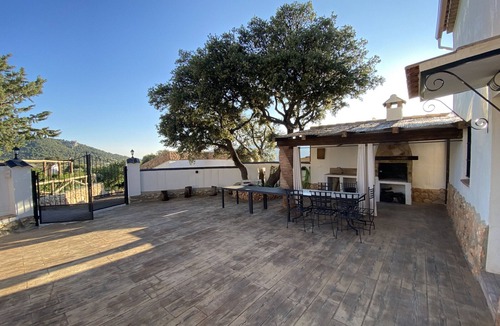 Campocamara Cottage | Secluded Cottage with Mountain Views and Adventure Activities, Sleeps 12-14