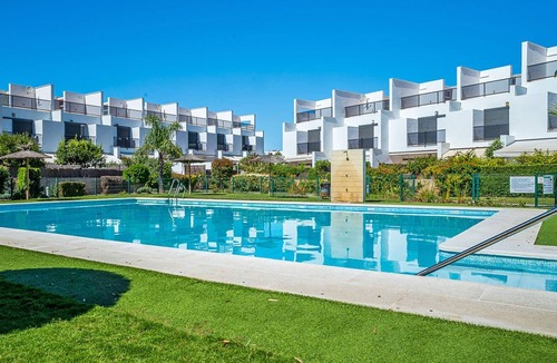 Conil de la Frontera Cottage | Semi-detached villa in exclusive residential complex with shared pool