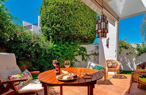 Conil de la Frontera Cottage | Semi-detached villa in exclusive residential complex with shared pool