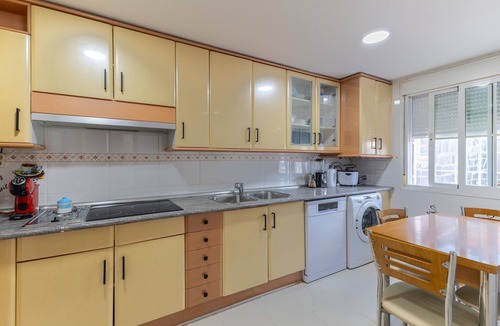 Loeches House | Semi-detached chalet for up to 12 guests, Pool, BBQ