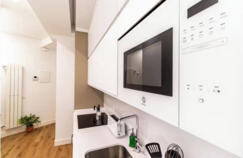 Atocha Apartment | Sophisticated 3-Bedroom Retreat on Paseo de Santa María de la Cabeza