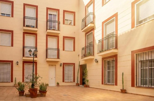 Doctor Barraquer-Grupo Renfe-Policlinico Apartment | Spacious 2-Bedroom Apartment - Walk to Isla Mágica - AC - Premium Bed