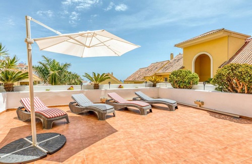 Estepona Apartment | Spacious 3-bedroom apartment, 2 pools, AC, Wifi, close to port and beaches in Estepona