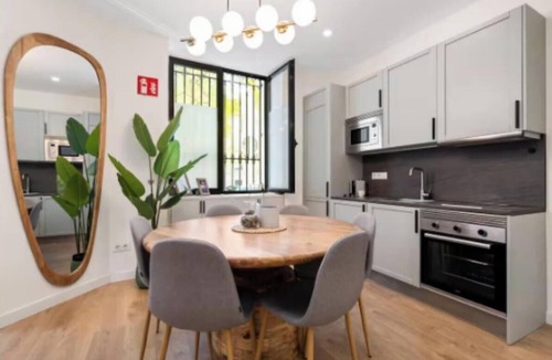 Delicias Apartment | Spacious Apartment Near Atocha Station for Families, Groups & Business Travelers