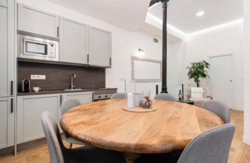 Delicias Apartment | Spacious Apartment Near Atocha Station for Families, Groups & Business Travelers