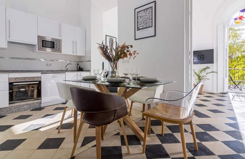 La Victoria Apartment | Spacious renovated apartment, 4 bedrooms, parking, Malaga city center