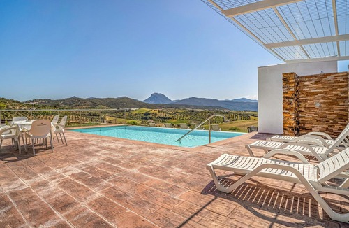 Prado del Rey House | Spend the vacation in this inviting cottage with magnificent mountain panorama.