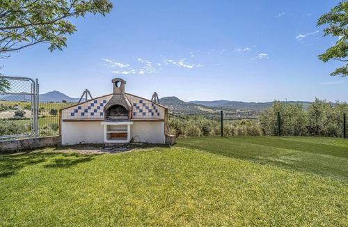 Prado del Rey House | Spend the vacation in this inviting cottage with magnificent mountain panorama.