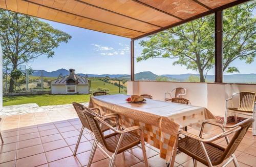 Prado del Rey House | Spend the vacation in this inviting cottage with magnificent mountain panorama.
