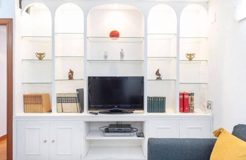 San Julian Apartment | Stay near Feria, Madrid