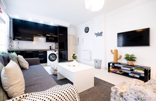 San Basilio Apartment | Steps from Alcazar & Mosque. Heart of St Basilio